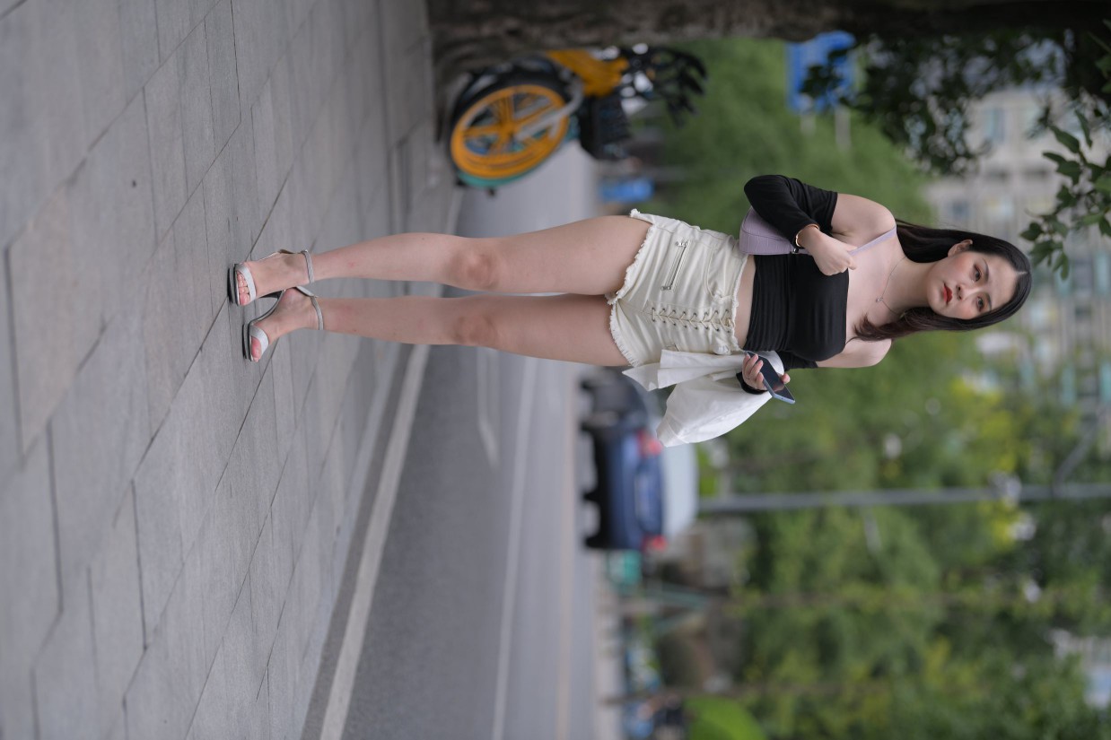 图片[4]-长发飘飘的白色热裤美丽女孩【49P】00029-西哈图库