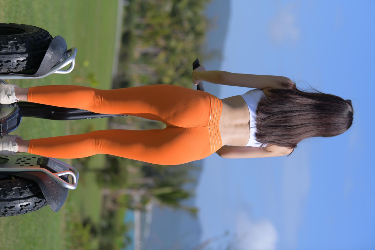 图片[4]-骑着平衡车的橘黄色瑜伽裤妹妹【620P】00054-西哈图库