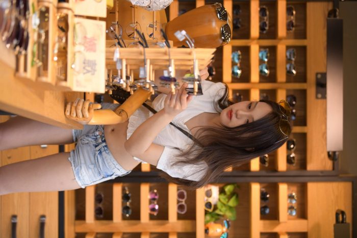 头戴花环的南方姑娘身穿紧身牛仔短裤【161P】00028-西哈图库