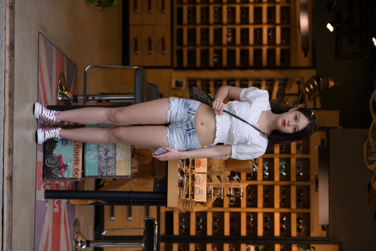 图片[6]-头戴花环的南方姑娘身穿紧身牛仔短裤【161P】00028-西哈图库