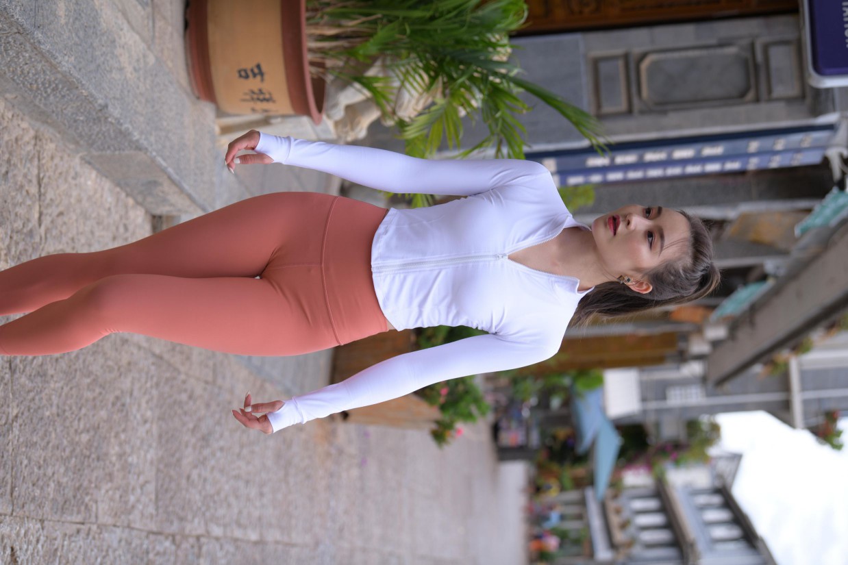 图片[8]-橙色瑜伽裤的高马尾姑娘【615P】00051-西哈图库