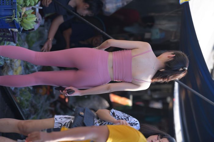 粉色的甜美瑜伽裤女孩在逛街【372P】00057-西哈图库