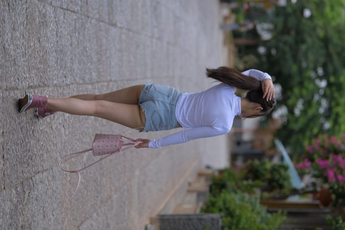 紧身牛仔短裤骑自行车的漂亮女孩【588P】00053-西哈图库