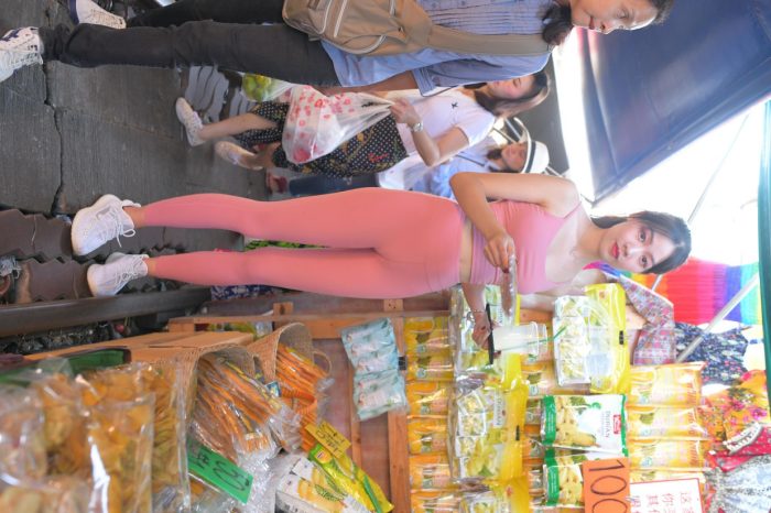 粉色的甜美瑜伽裤女孩在逛街【372P】00057-西哈图库