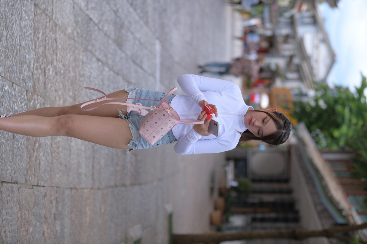 图片[3]-紧身牛仔短裤骑自行车的漂亮女孩【588P】00053-西哈图库