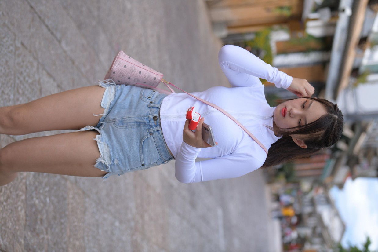 图片[4]-紧身牛仔短裤骑自行车的漂亮女孩【588P】00053-西哈图库