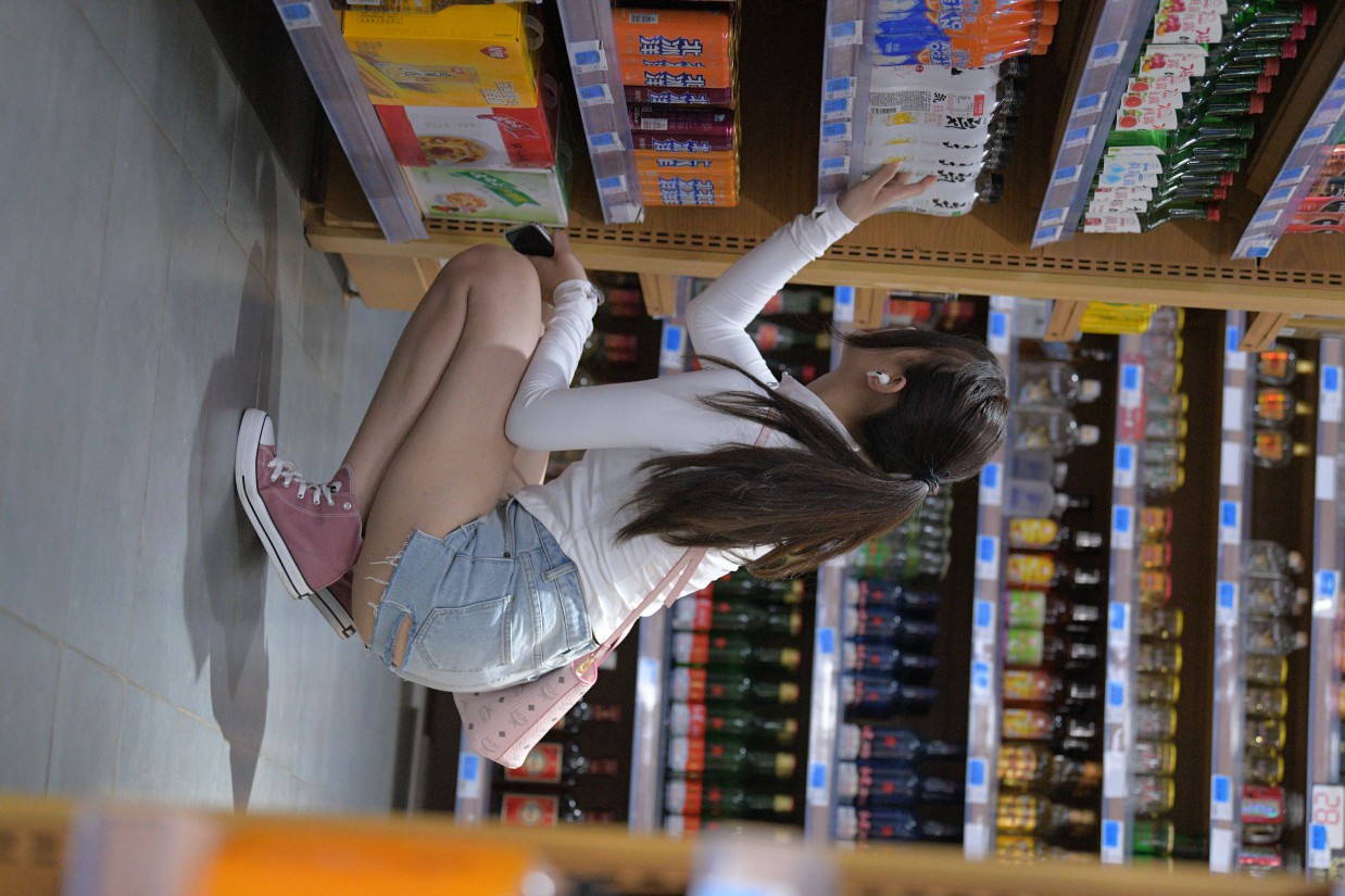 图片[5]-紧身牛仔短裤骑自行车的漂亮女孩【588P】00053-西哈图库