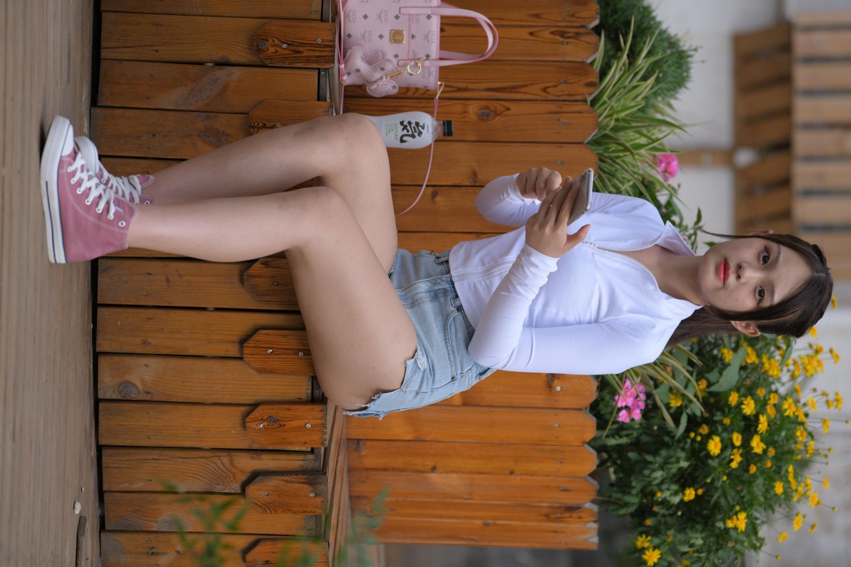 图片[7]-紧身牛仔短裤骑自行车的漂亮女孩【588P】00053-西哈图库