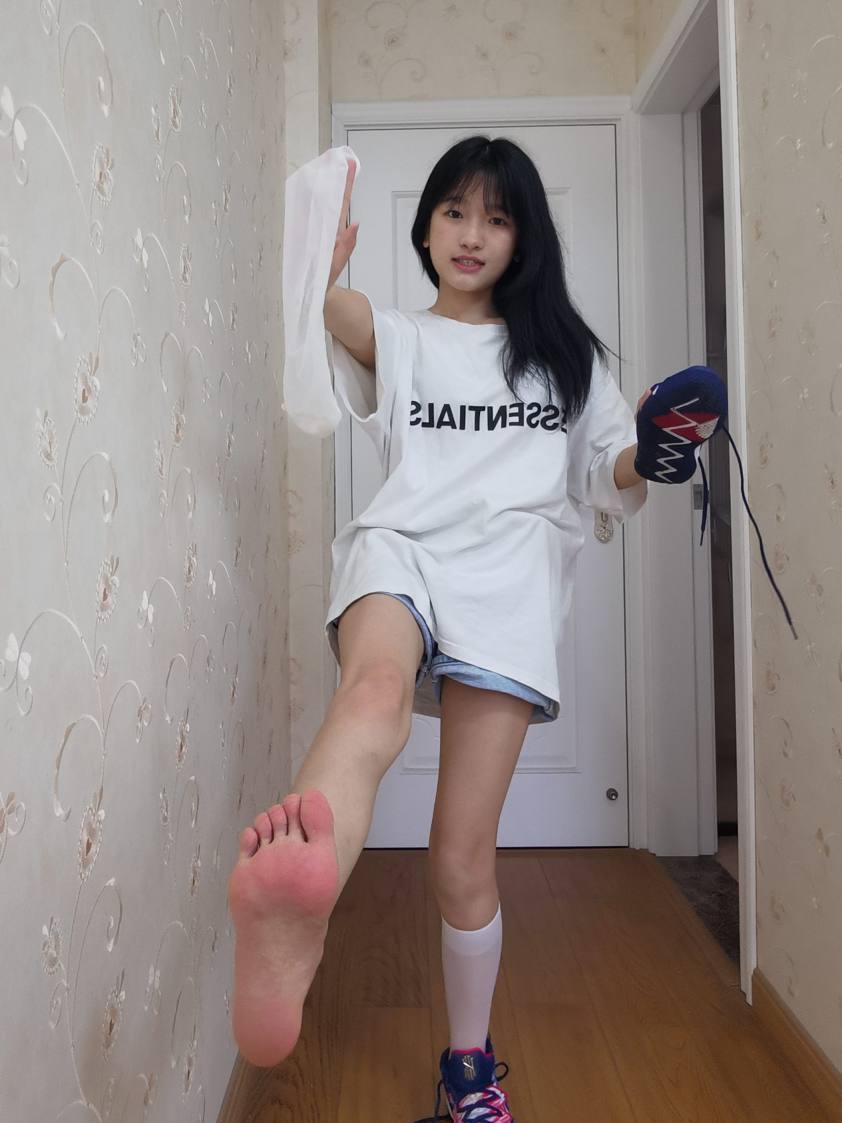 图片[1]-调皮的白袜女孩【149P】20017-西哈图库