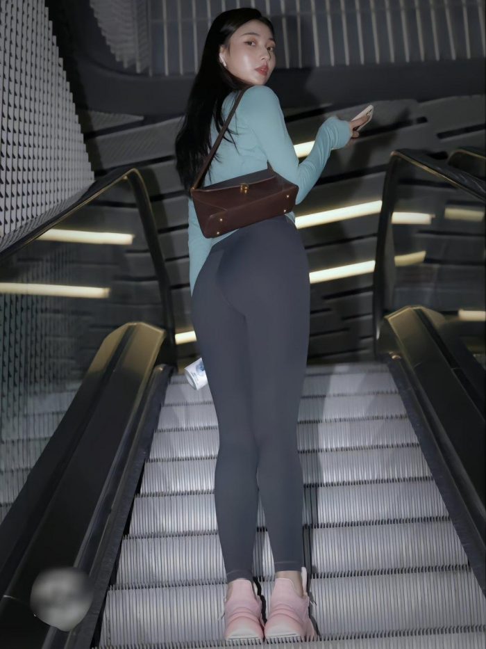 晚上逛商场的瑜伽裤漂亮女孩J2244 225P2V-15.1GB-西哈图库