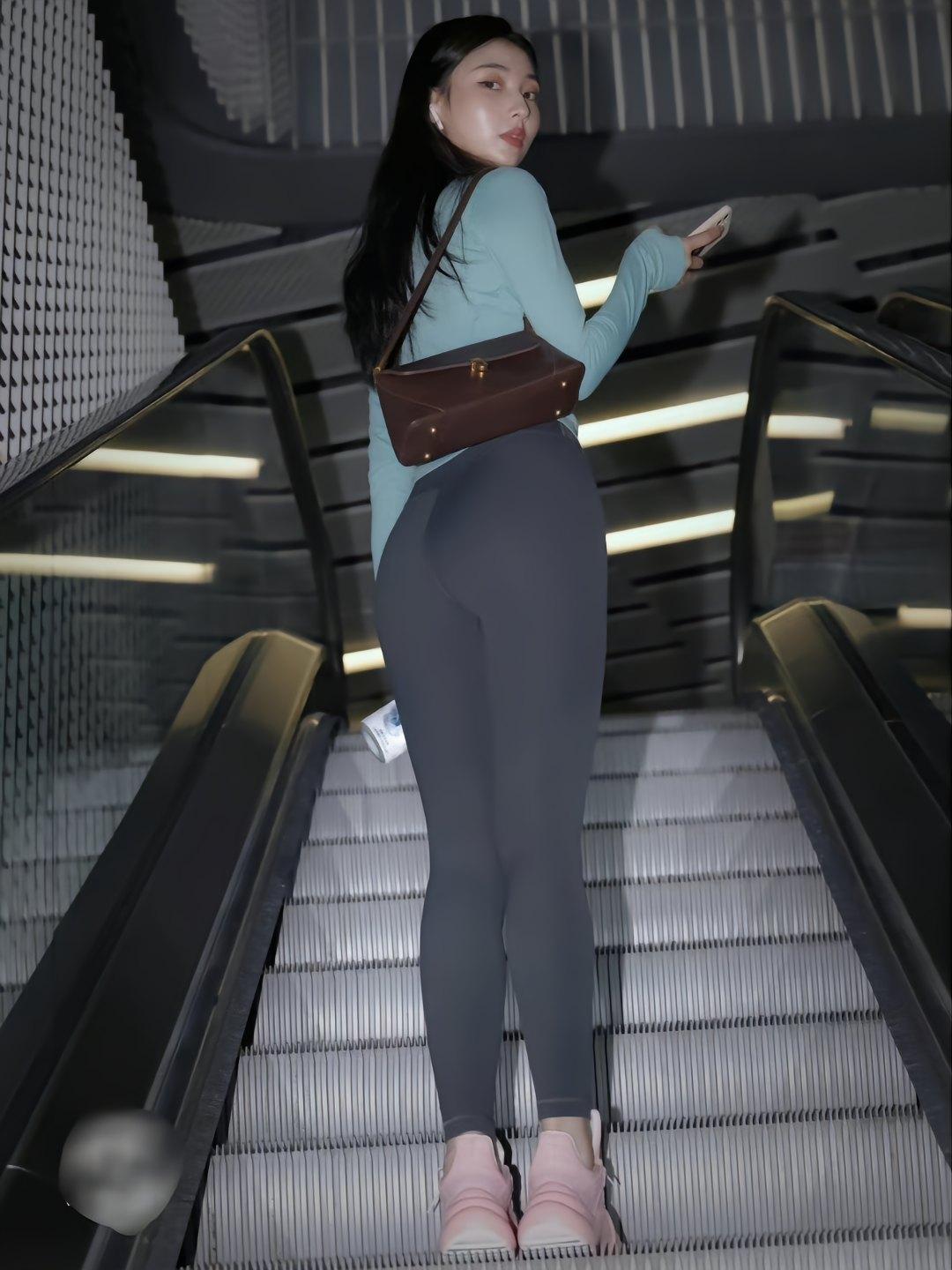 图片[1]-晚上逛商场的瑜伽裤漂亮女孩J2244 225P2V-15.1GB-西哈图库