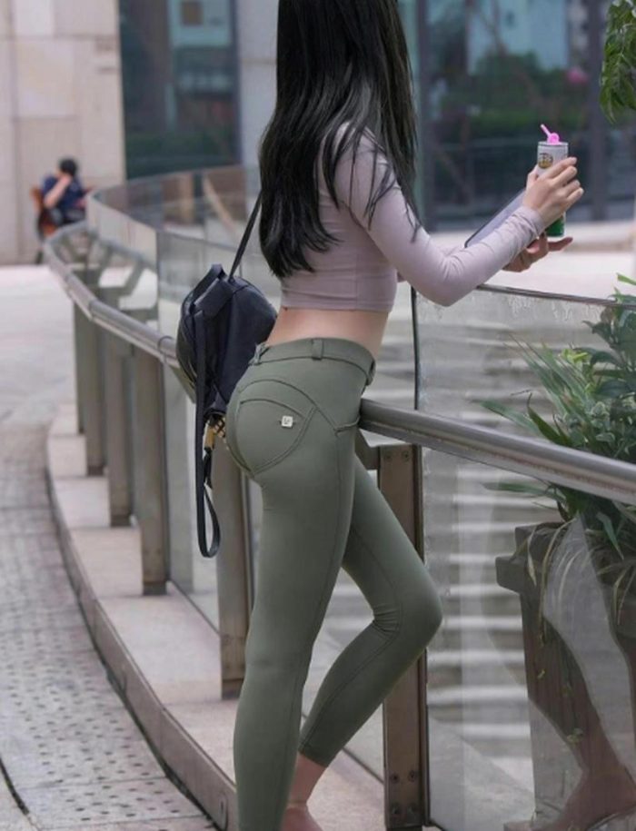 紧身牛仔裤身材很好的女人 J2060 529P1V-20.3GB-西哈图库