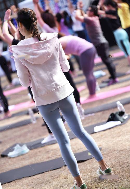 图片[1]-在广场看热闹的瑜伽裤女人-西哈图库