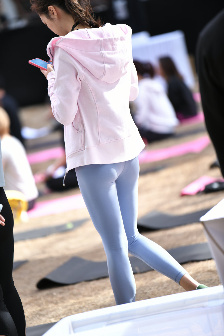 图片[3]-在广场看热闹的瑜伽裤女人-西哈图库