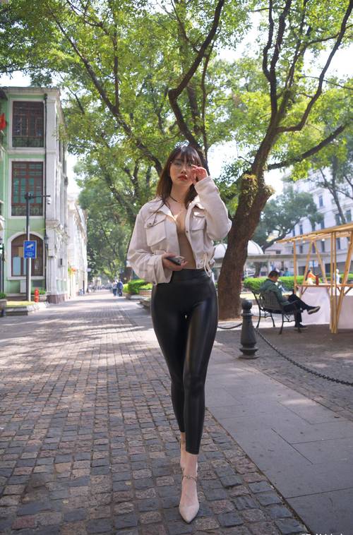 图片[2]-戴眼镜的皮裤女孩 J1473 1046P2V-35.5GB-西哈图库