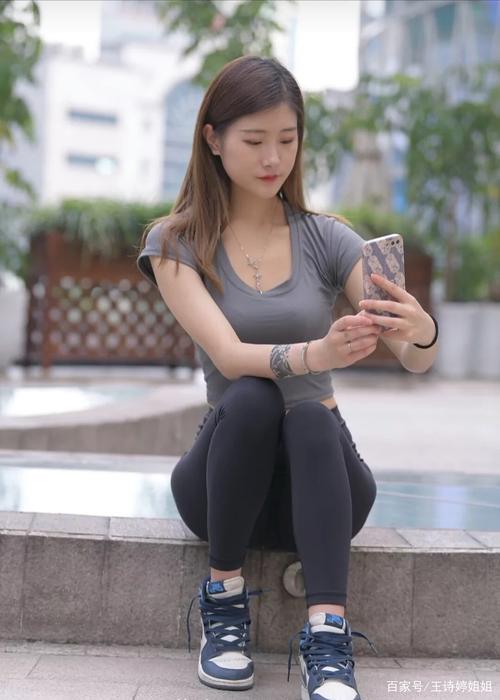 图片[1]-有小虎牙非常甜美的瑜伽裤女孩-西哈图库