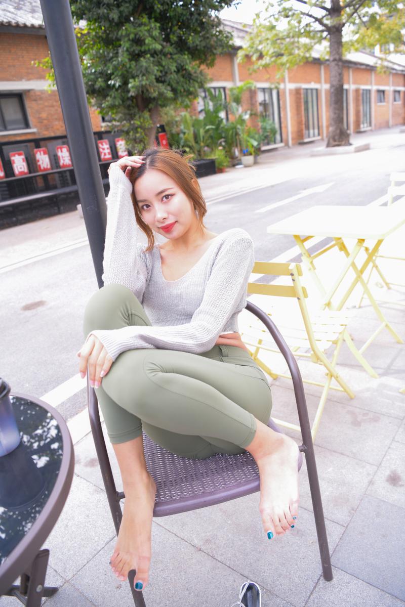 图片[3]-非常可爱的瑜伽裤女孩坐在凳子上 J1520 998P1V-26.5GB-西哈图库