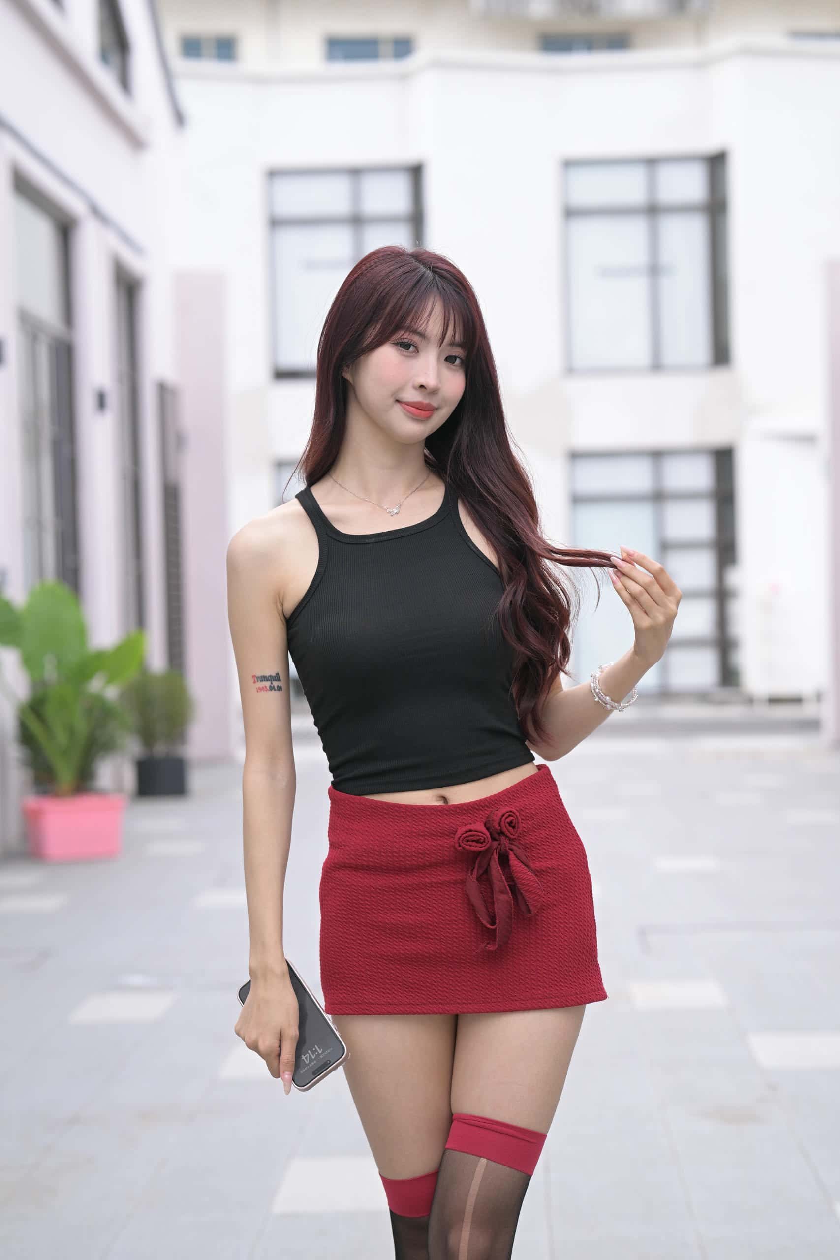图片[3]-穿红色短裙黑丝的软甜少女【870P】J8145-西哈图库