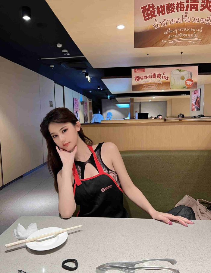 海底捞惊现黑丝网美女！反差感直接拉满🔥（附视频）-西哈图库