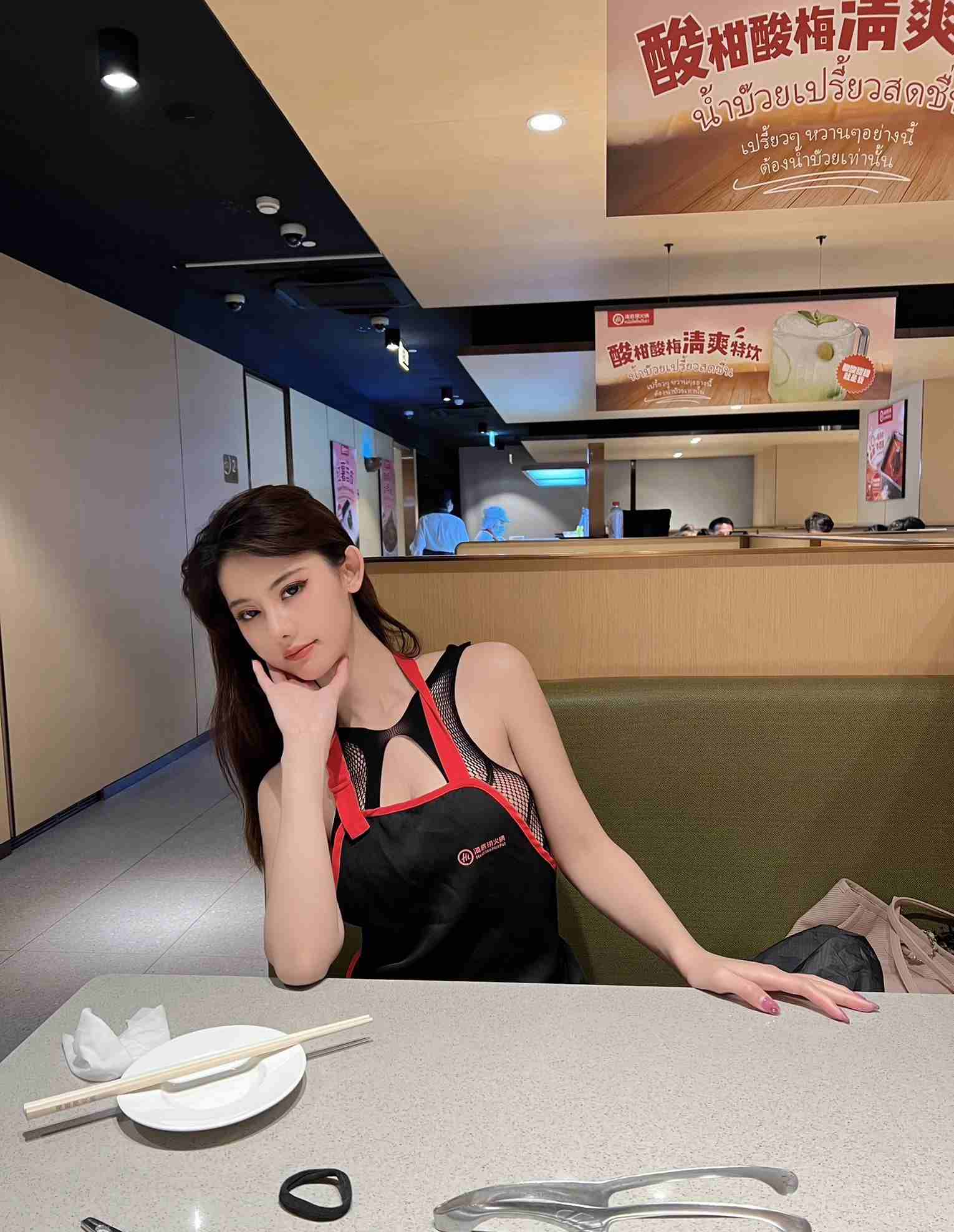 图片[1]-海底捞惊现黑丝网美女！反差感直接拉满🔥（附视频）-西哈图库