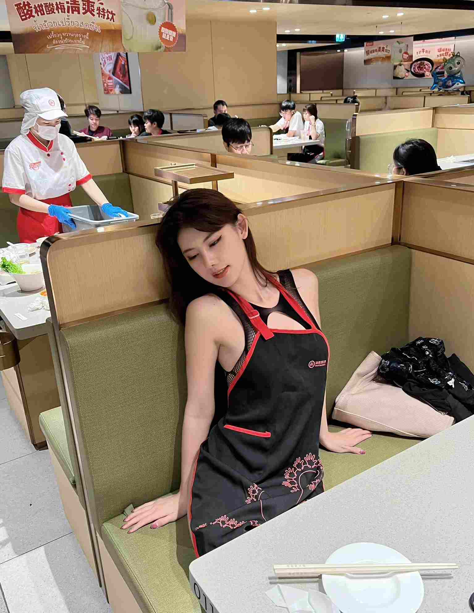 图片[2]-海底捞惊现黑丝网美女！反差感直接拉满🔥（附视频）-西哈图库