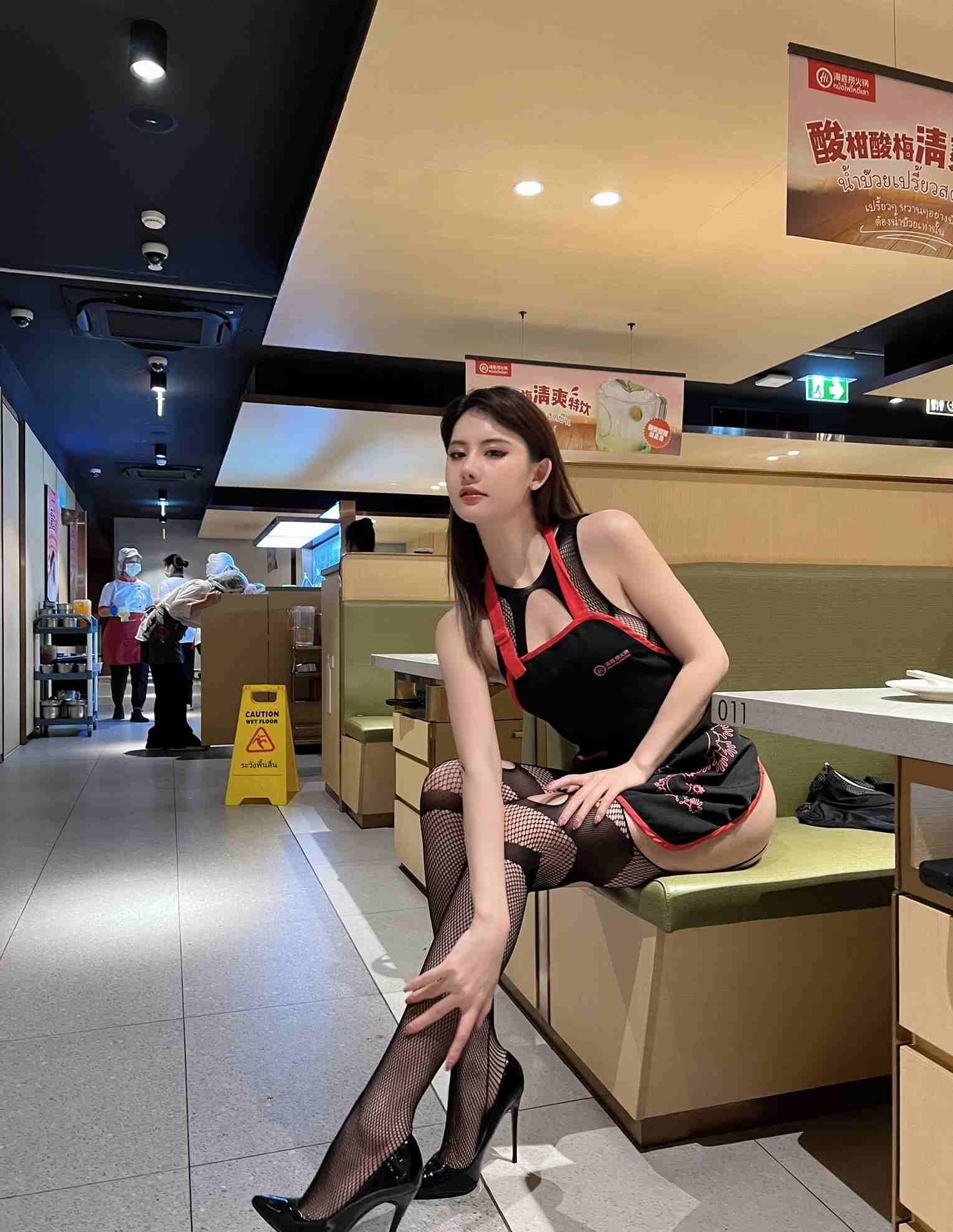 图片[3]-海底捞惊现黑丝网美女！反差感直接拉满🔥（附视频）-西哈图库